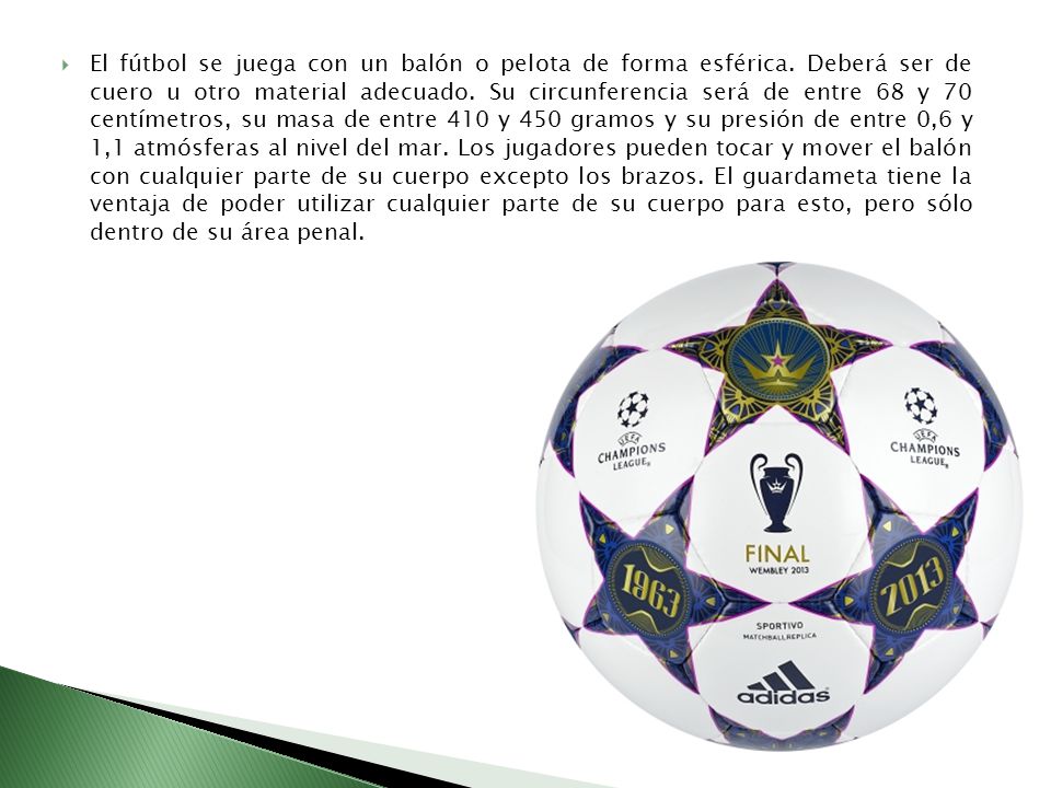 El fútbol se juega con un balón o pelota de forma esférica