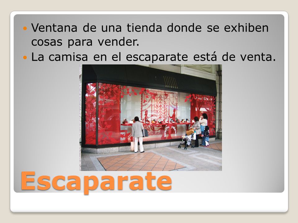 Escaparate Ventana de una tienda donde se exhiben cosas para vender.