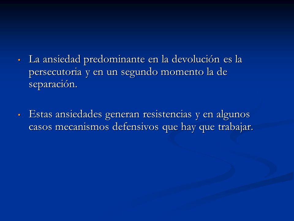 La ansiedad predominante en la devolución es la persecutoria y en un segundo momento la de separación.