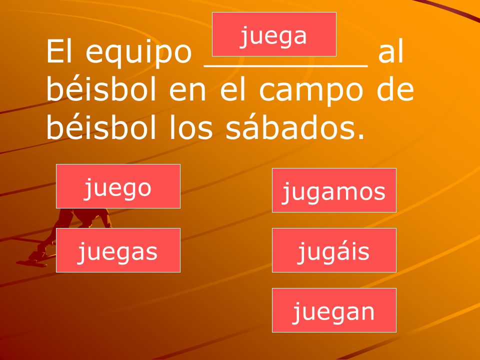 El equipo ________ al béisbol en el campo de béisbol los sábados.