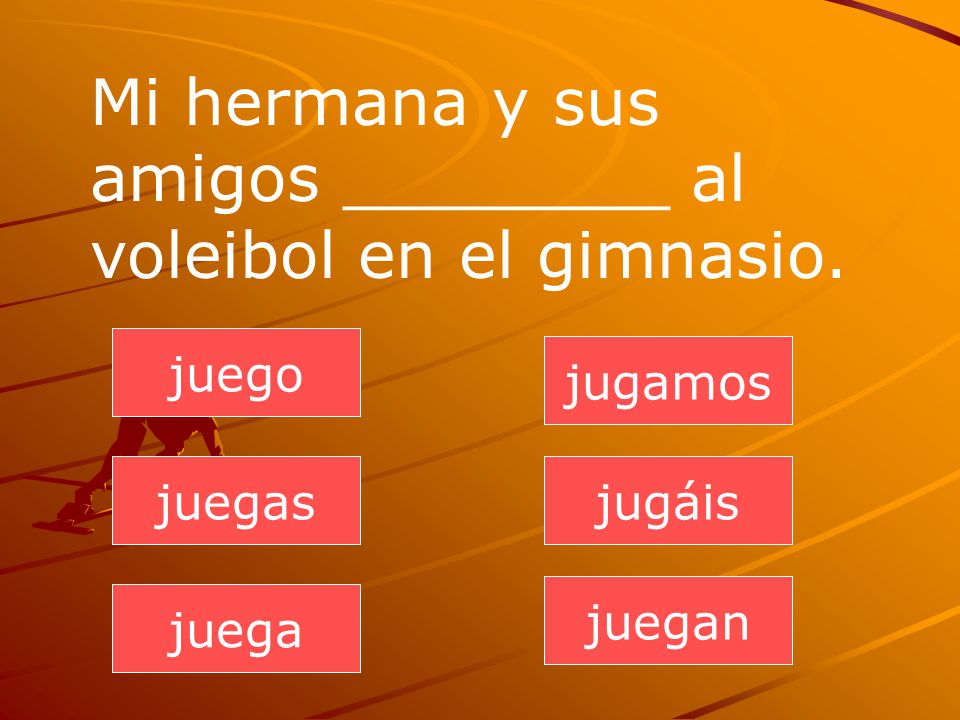 Mi hermana y sus amigos ________ al voleibol en el gimnasio.