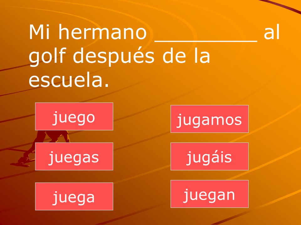 Mi hermano ________ al golf después de la escuela.