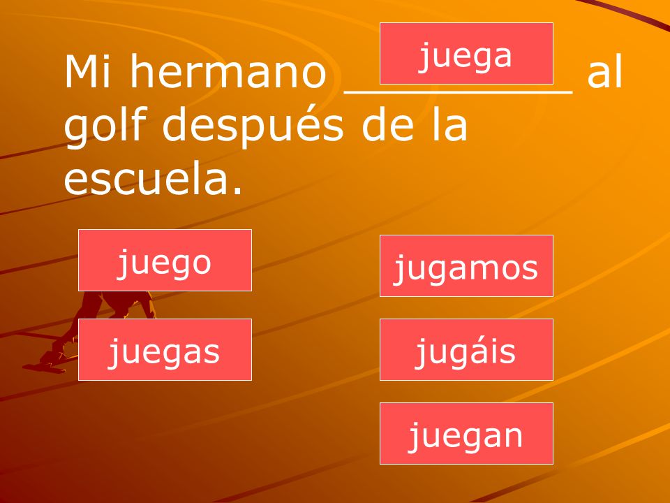 Mi hermano ________ al golf después de la escuela.