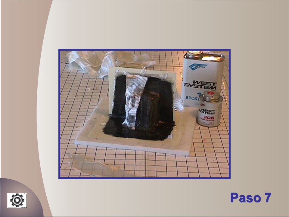 7) Con una brocha y con movimientos verticales al plano de molde se aplica la resina, y antes de que gele se procede al rolado o presionar la fibra sobre el molde para extraer el aire ocluido en la resina y el material de refuerzo