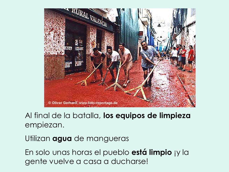 Al final de la batalla, los equipos de limpieza empiezan.