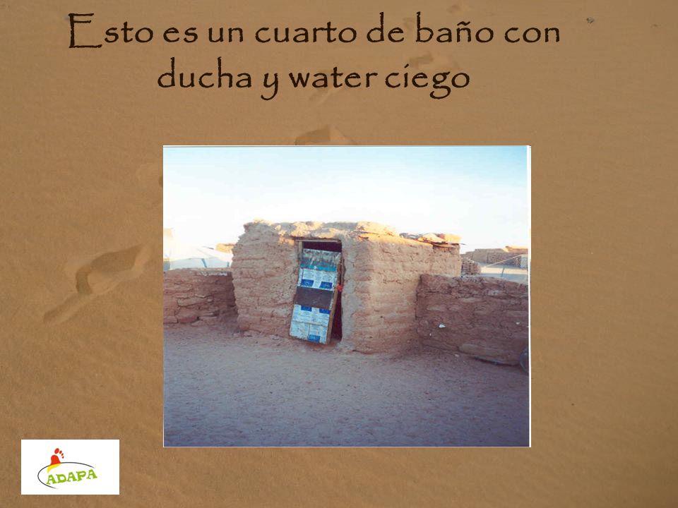 Esto es un cuarto de baño con ducha y water ciego