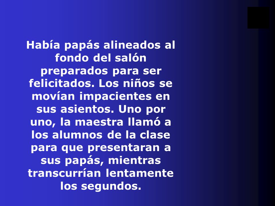 Había papás alineados al fondo del salón preparados para ser felicitados.