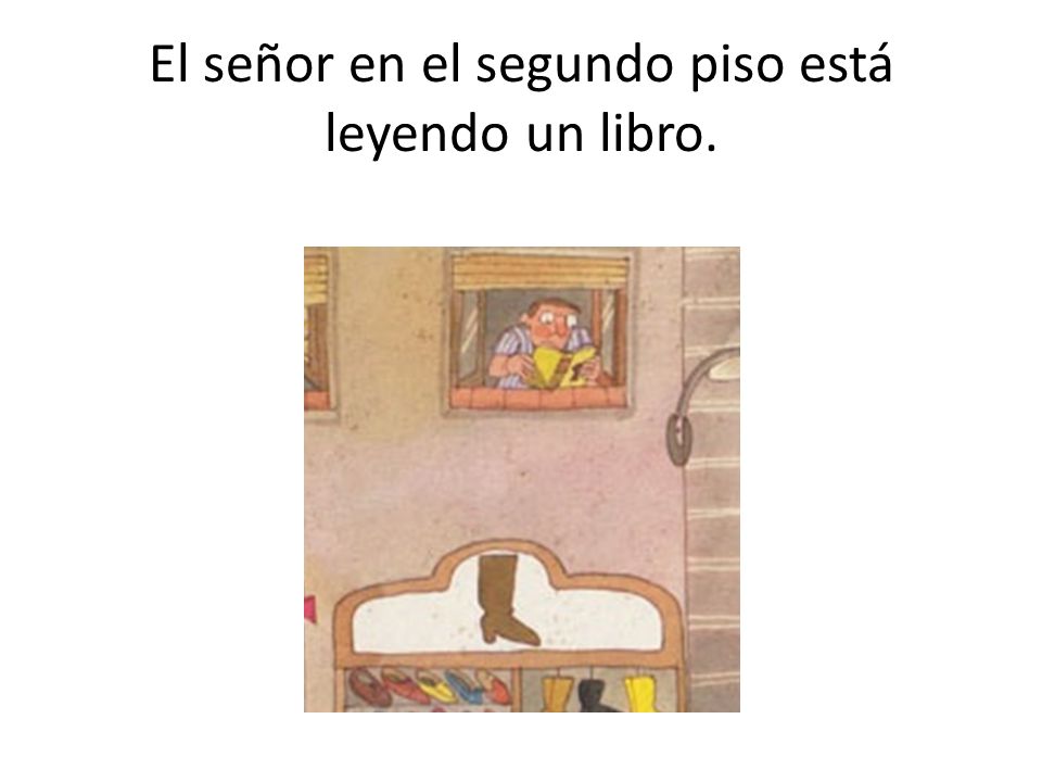 El señor en el segundo piso está leyendo un libro.