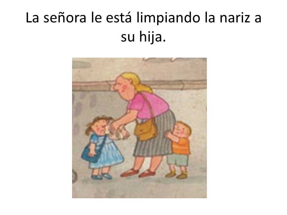 La señora le está limpiando la nariz a su hija.