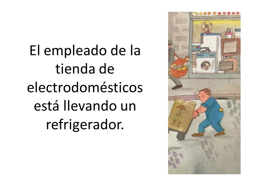 El empleado de la tienda de electrodomésticos está llevando un refrigerador.