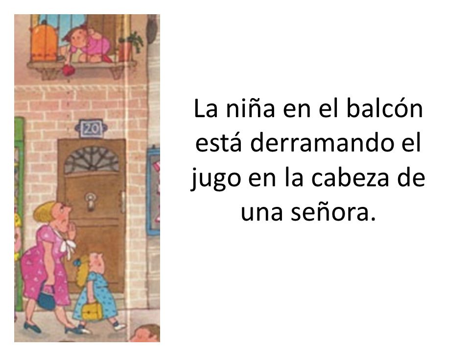 La niña en el balcón está derramando el jugo en la cabeza de una señora.
