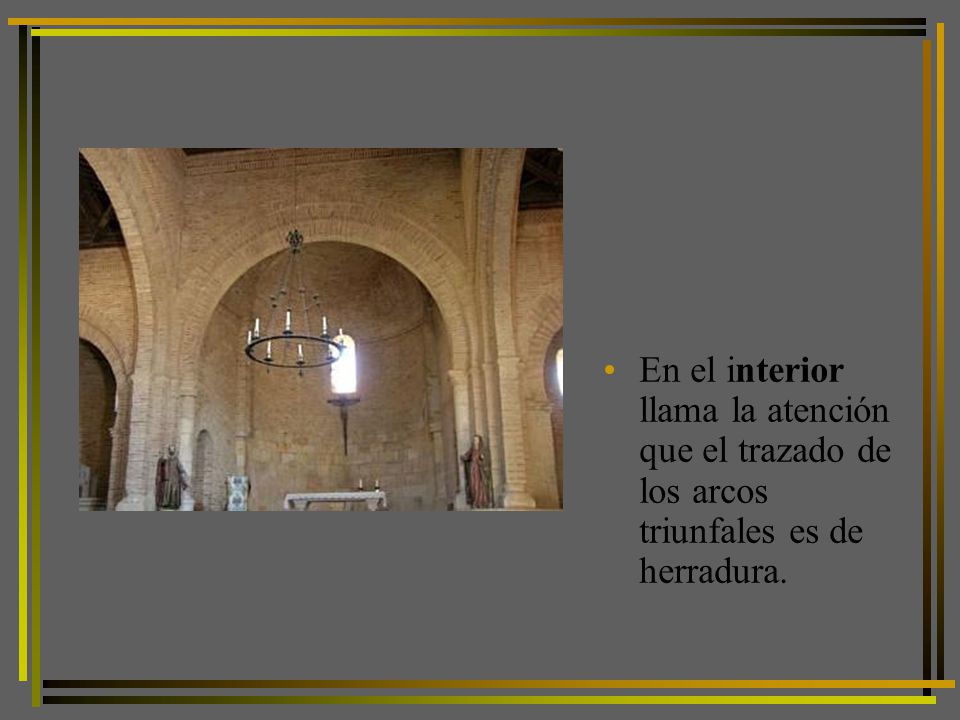 En el interior llama la atención que el trazado de los arcos triunfales es de herradura.