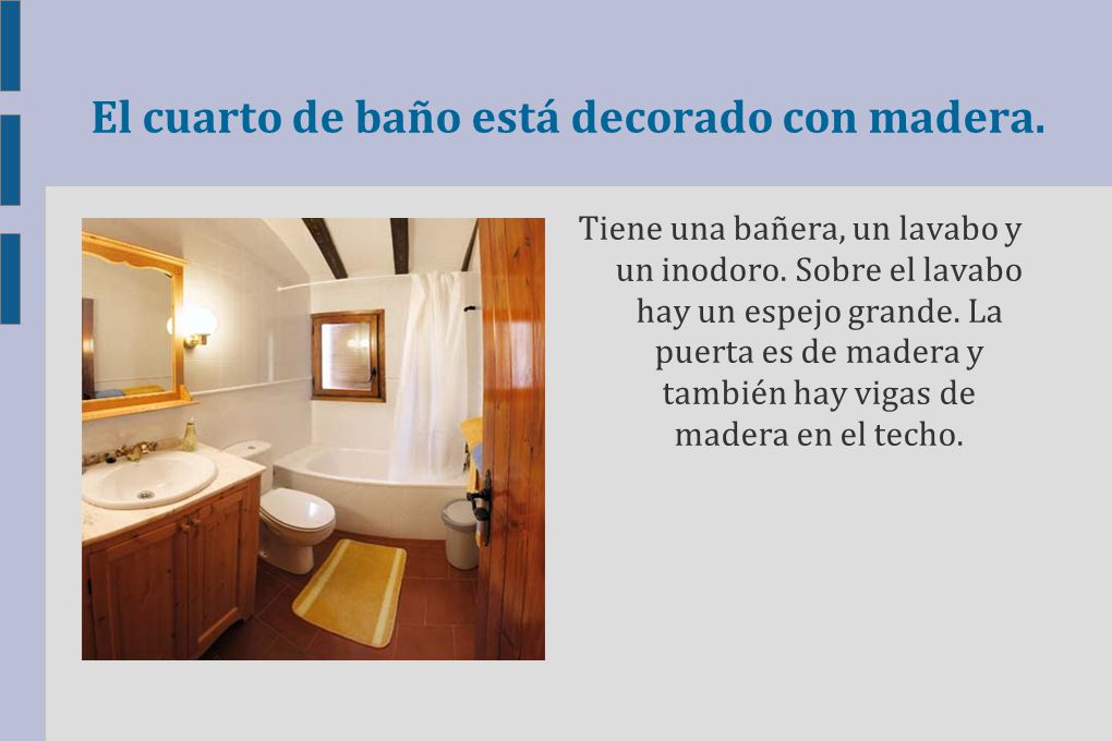 El cuarto de baño está decorado con madera.