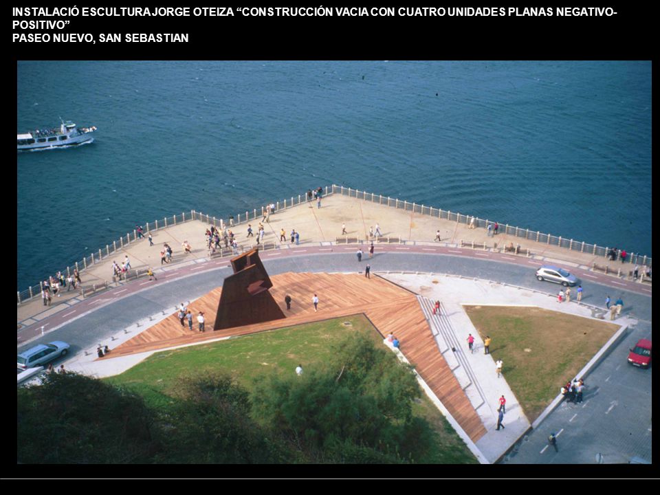 INSTALACIÓ ESCULTURA JORGE OTEIZA CONSTRUCCIÓN VACIA CON CUATRO UNIDADES PLANAS NEGATIVO-POSITIVO