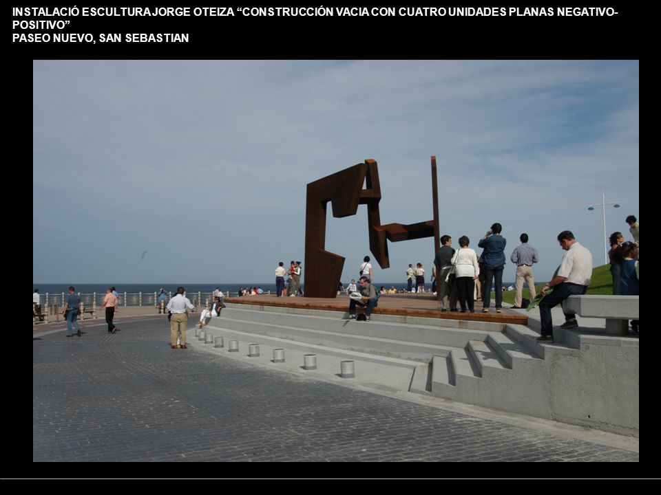 INSTALACIÓ ESCULTURA JORGE OTEIZA CONSTRUCCIÓN VACIA CON CUATRO UNIDADES PLANAS NEGATIVO-POSITIVO