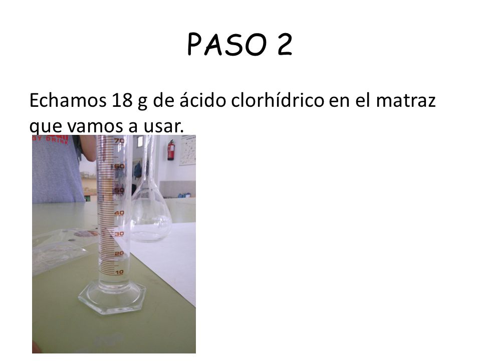 PASO 2 Echamos 18 g de ácido clorhídrico en el matraz que vamos a usar.