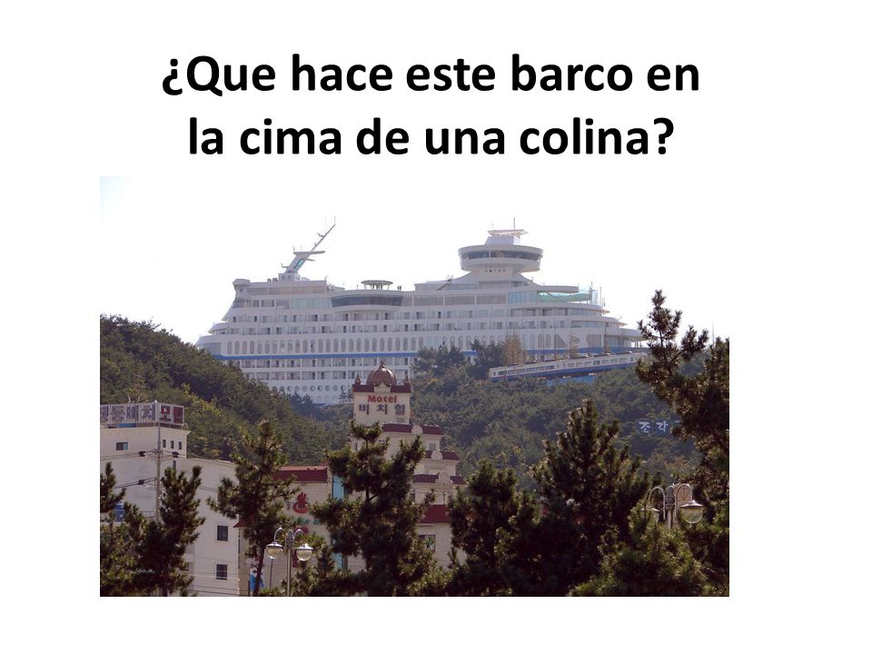 ¿Que hace este barco en la cima de una colina