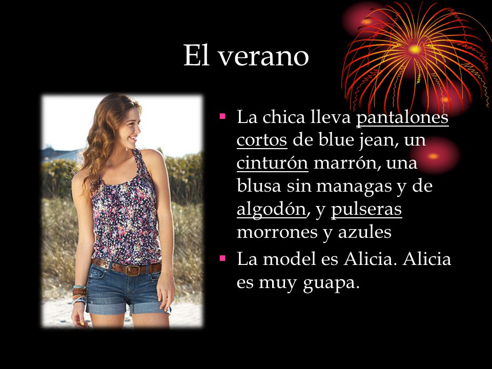 El verano La chica lleva pantalones cortos de blue jean, un cinturón marrón, una blusa sin managas y de algodón, y pulseras morrones y azules.