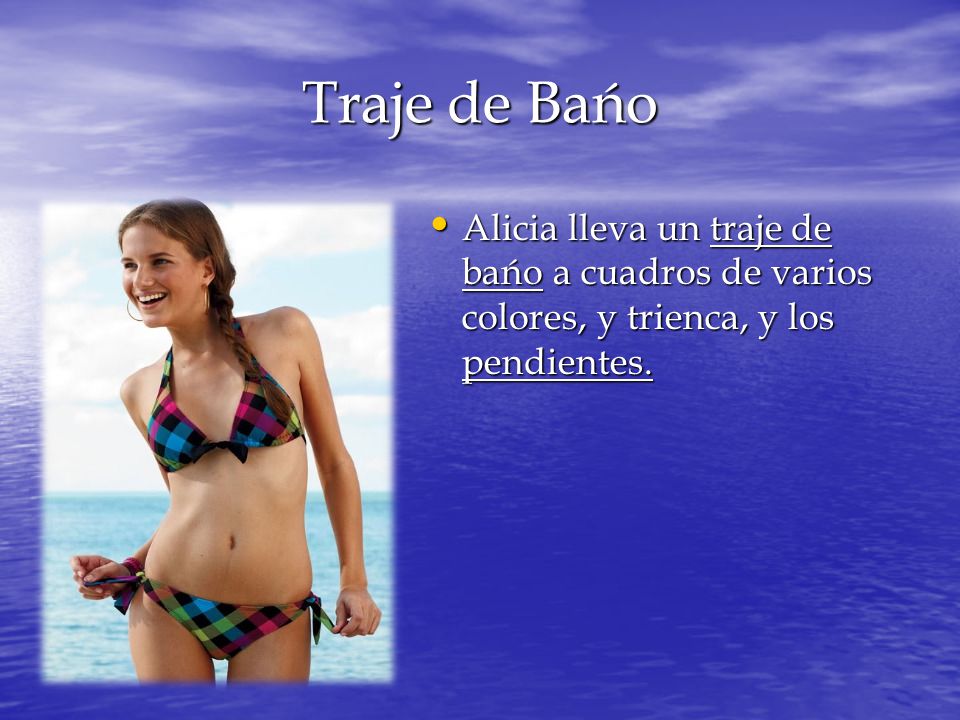 Traje de Bańo Alicia lleva un traje de bańo a cuadros de varios colores, y trienca, y los pendientes.