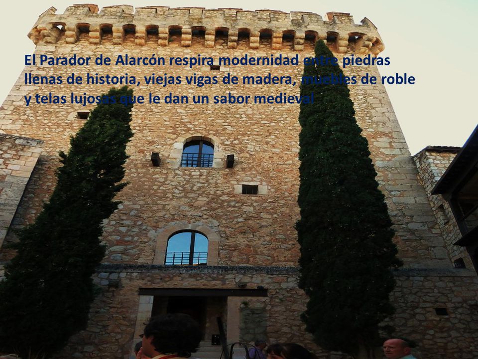 El Parador de Alarcón respira modernidad entre piedras llenas de historia, viejas vigas de madera, muebles de roble y telas lujosas que le dan un sabor medieval