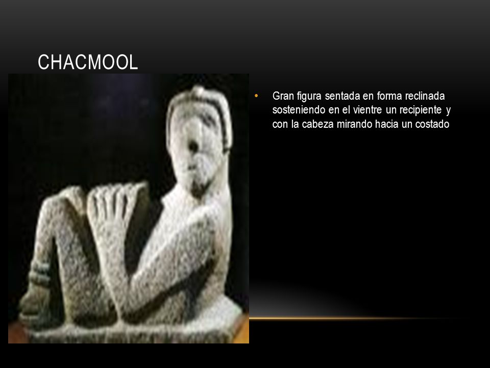 Chacmool Gran figura sentada en forma reclinada sosteniendo en el vientre un recipiente y con la cabeza mirando hacia un costado.