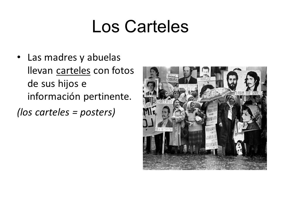 Los Carteles Las madres y abuelas llevan carteles con fotos de sus hijos e información pertinente.