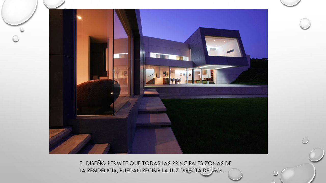 El diseño permite que todas las principales zonas de la residencia, puedan recibir la luz directa del sol.