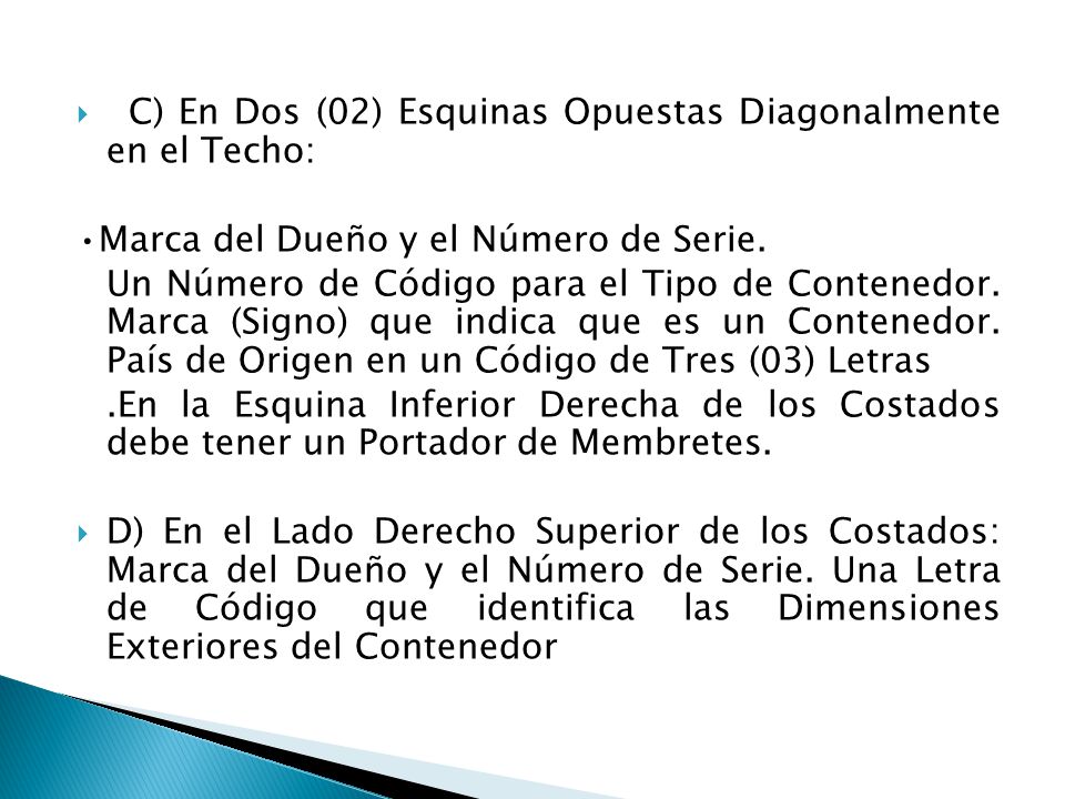 C) En Dos (02) Esquinas Opuestas Diagonalmente en el Techo: