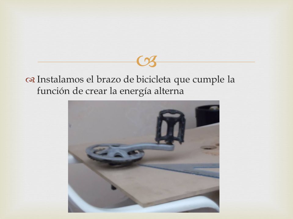 Instalamos el brazo de bicicleta que cumple la función de crear la energía alterna