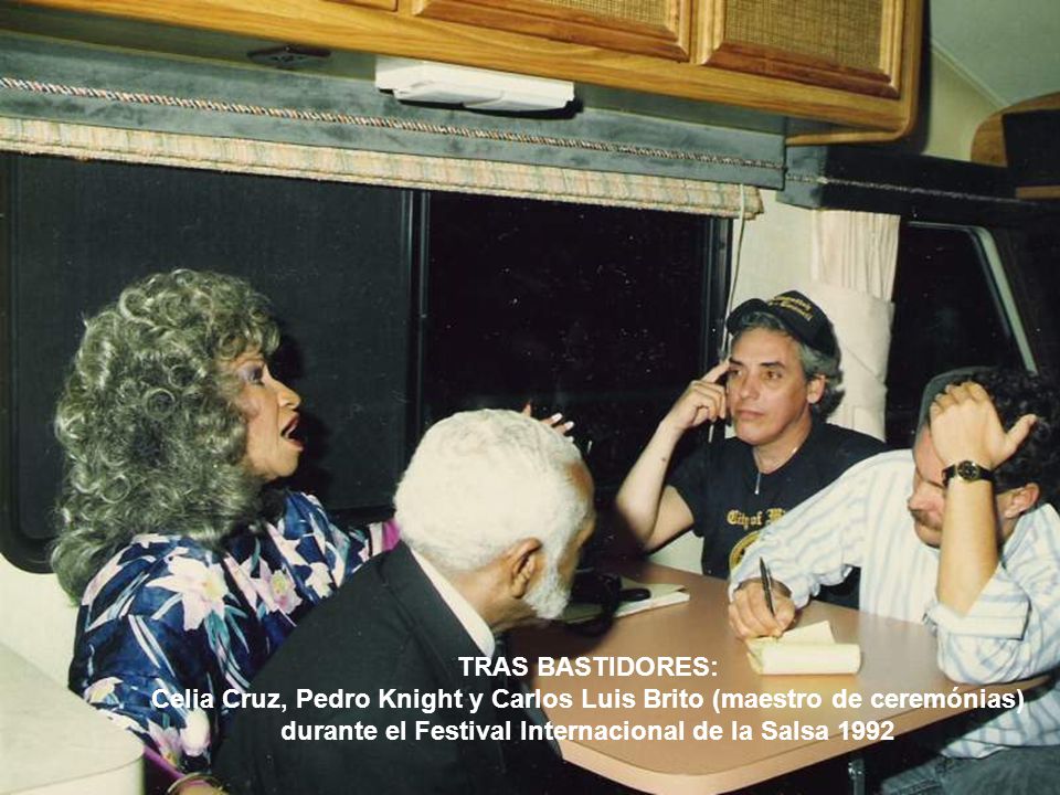 TRAS BASTIDORES: Celia Cruz, Pedro Knight y Carlos Luis Brito (maestro de ceremónias) durante el Festival Internacional de la Salsa 1992