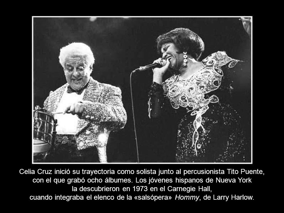 Celia Cruz inició su trayectoria como solista junto al percusionista Tito Puente, con el que grabó ocho álbumes.