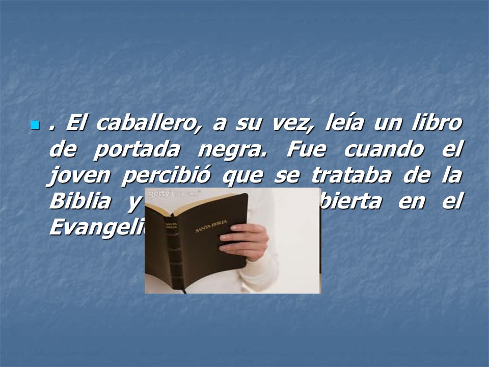 El caballero, a su vez, leía un libro de portada negra