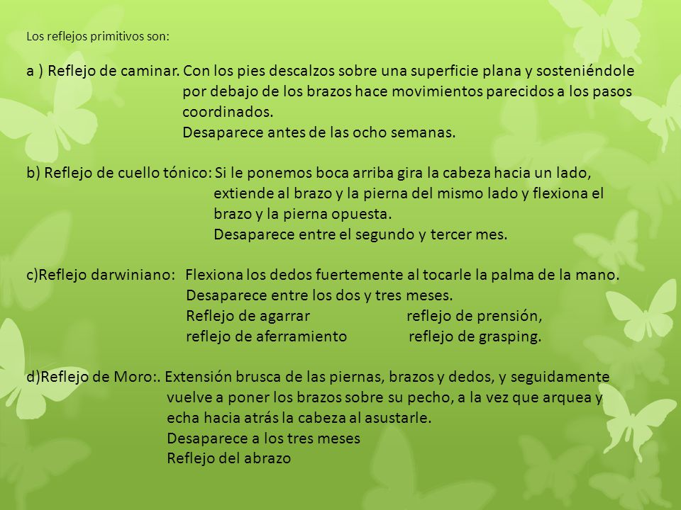 por debajo de los brazos hace movimientos parecidos a los pasos