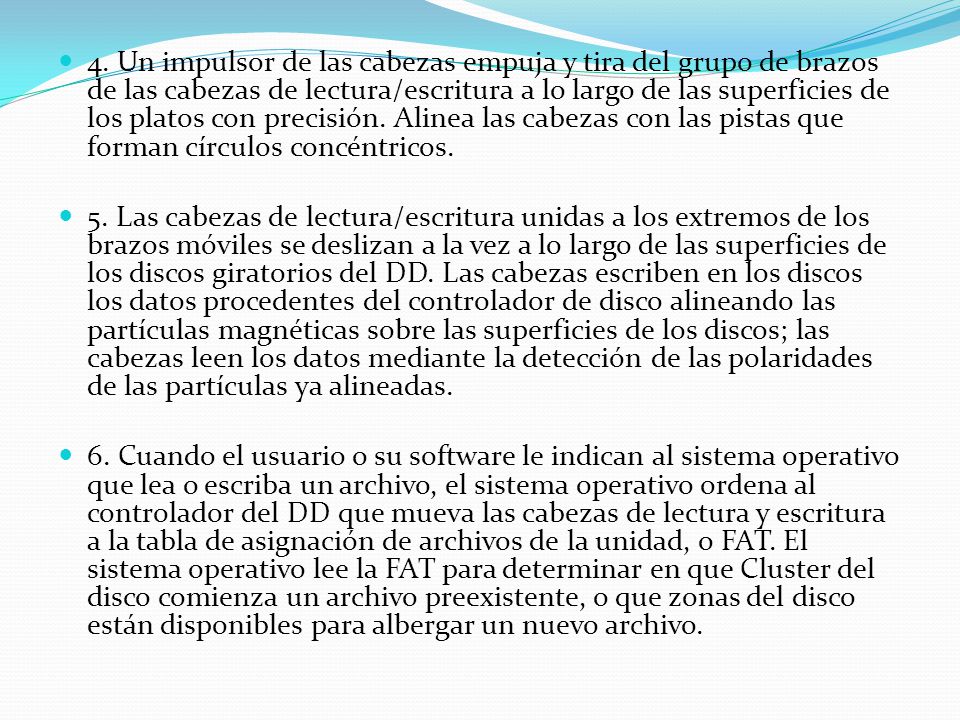 4. Un impulsor de las cabezas empuja y tira del grupo de brazos de las cabezas de lectura/escritura a lo largo de las superficies de los platos con precisión. Alinea las cabezas con las pistas que forman círculos concéntricos.