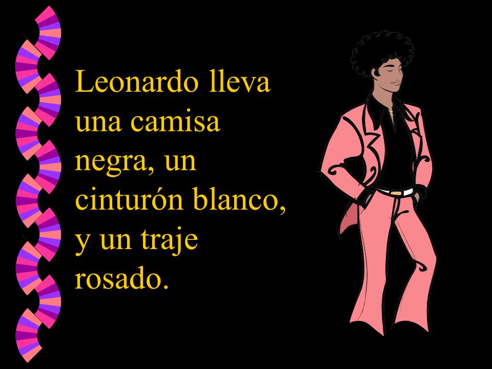 Leonardo lleva una camisa negra, un cinturón blanco, y un traje rosado.