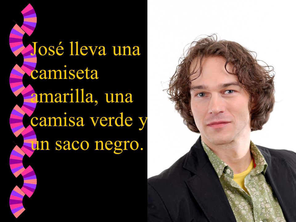 José lleva una camiseta amarilla, una camisa verde y un saco negro.