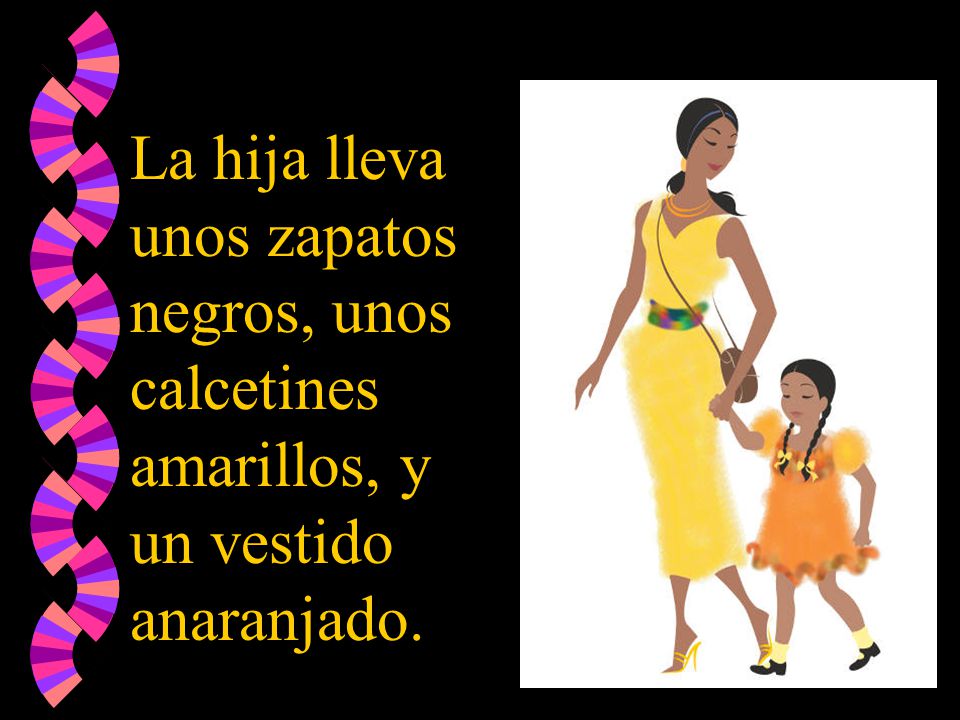 La hija lleva unos zapatos negros, unos calcetines amarillos, y un vestido anaranjado.