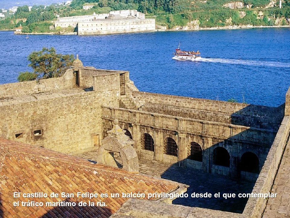 El castillo de San Felipe es un balcón privilegiado desde el que contemplar el tráfico marítimo de la ría.