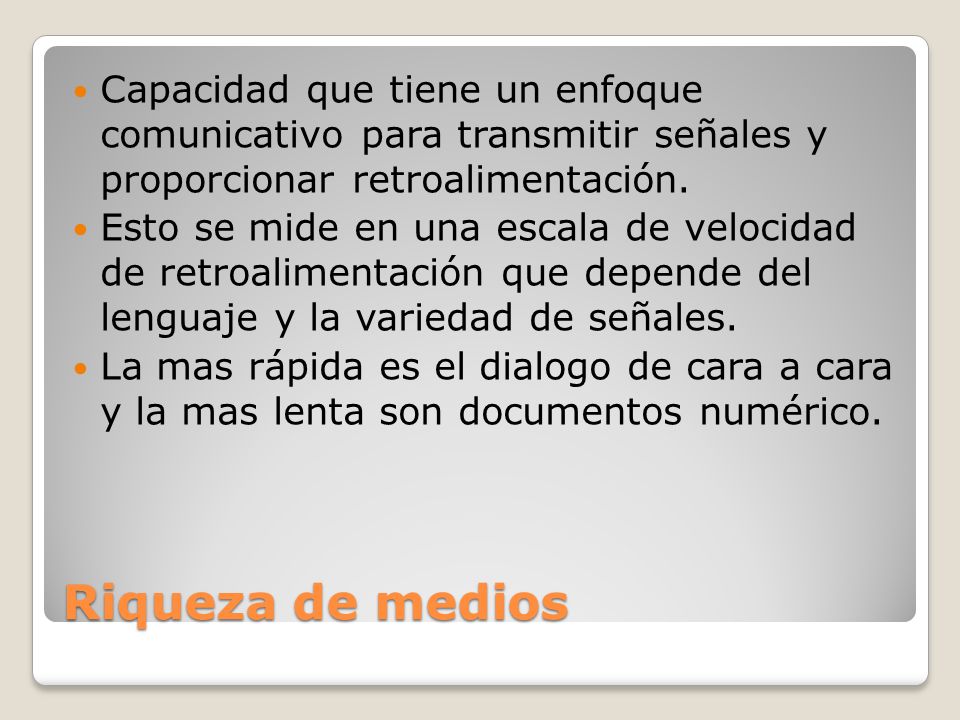 Capacidad que tiene un enfoque comunicativo para transmitir señales y proporcionar retroalimentación.