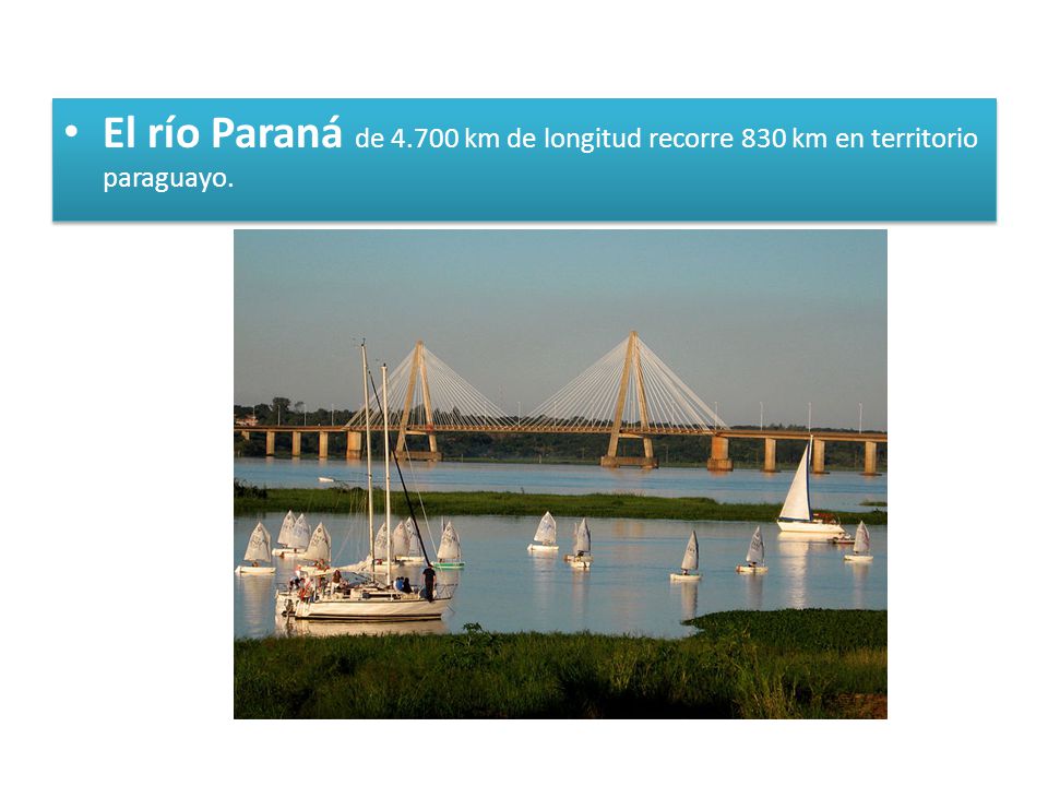 El río Paraná de km de longitud recorre 830 km en territorio paraguayo.
