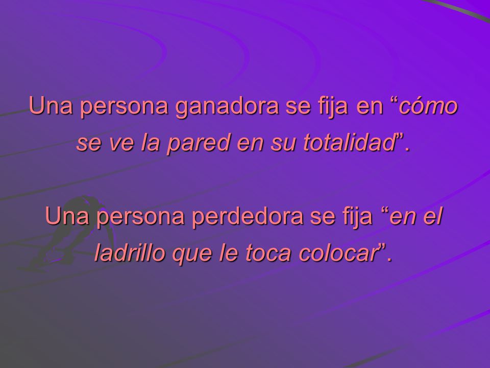 Una persona ganadora se fija en cómo se ve la pared en su totalidad .