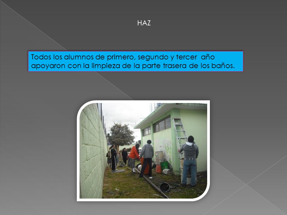 HAZ Todos los alumnos de primero, segundo y tercer año apoyaron con la limpieza de la parte trasera de los baños.