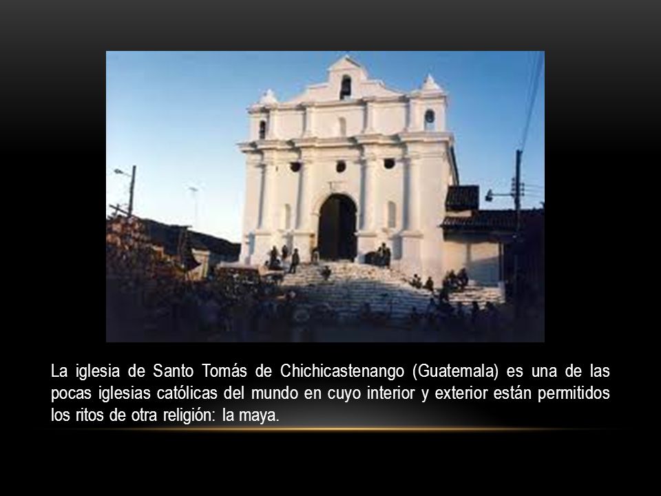 La iglesia de Santo Tomás de Chichicastenango (Guatemala) es una de las pocas iglesias católicas del mundo en cuyo interior y exterior están permitidos los ritos de otra religión: la maya.