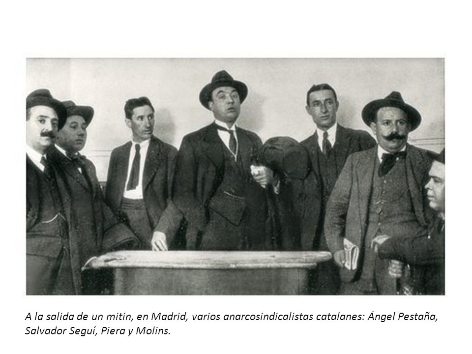 A la salida de un mitin, en Madrid, varios anarcosindicalistas catalanes: Ángel Pestaña, Salvador Seguí, Piera y Molins.