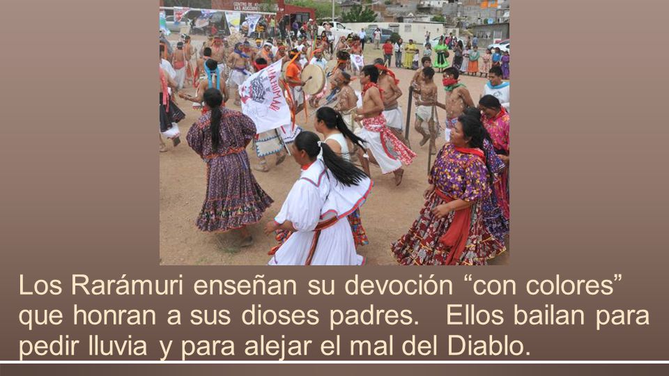 Los Rarámuri enseñan su devoción con colores que honran a sus dioses padres.
