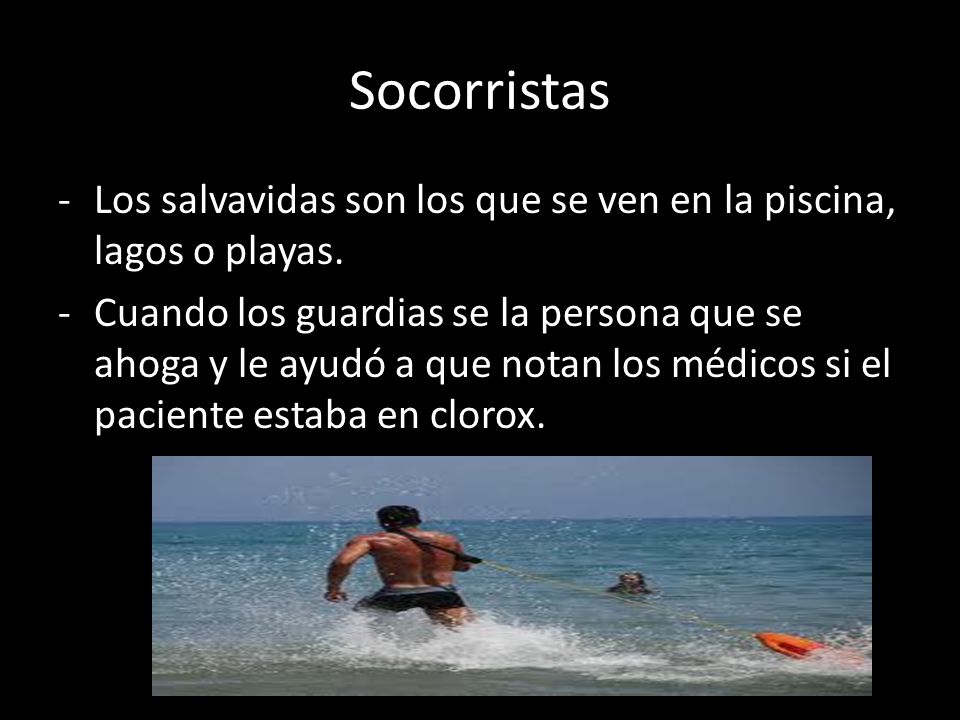 Socorristas Los salvavidas son los que se ven en la piscina, lagos o playas.