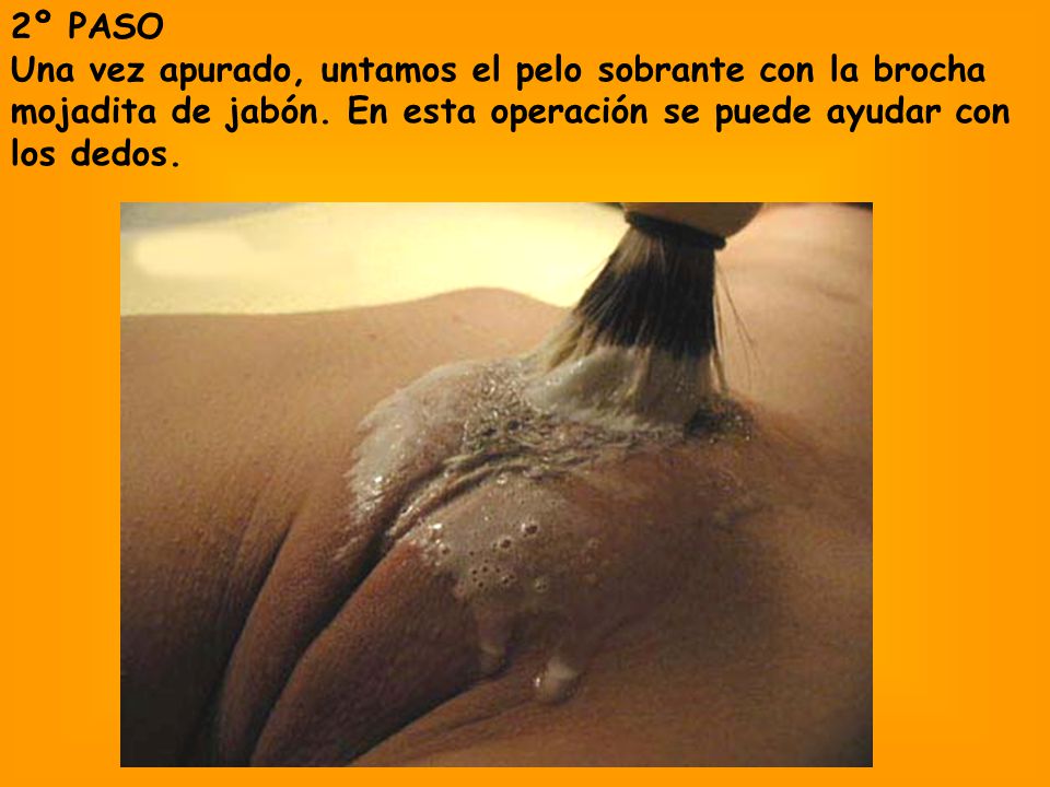2º PASO Una vez apurado, untamos el pelo sobrante con la brocha mojadita de jabón.