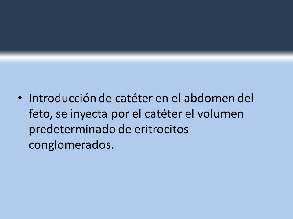 Introducción de catéter en el abdomen del feto, se inyecta por el catéter el volumen predeterminado de eritrocitos conglomerados.