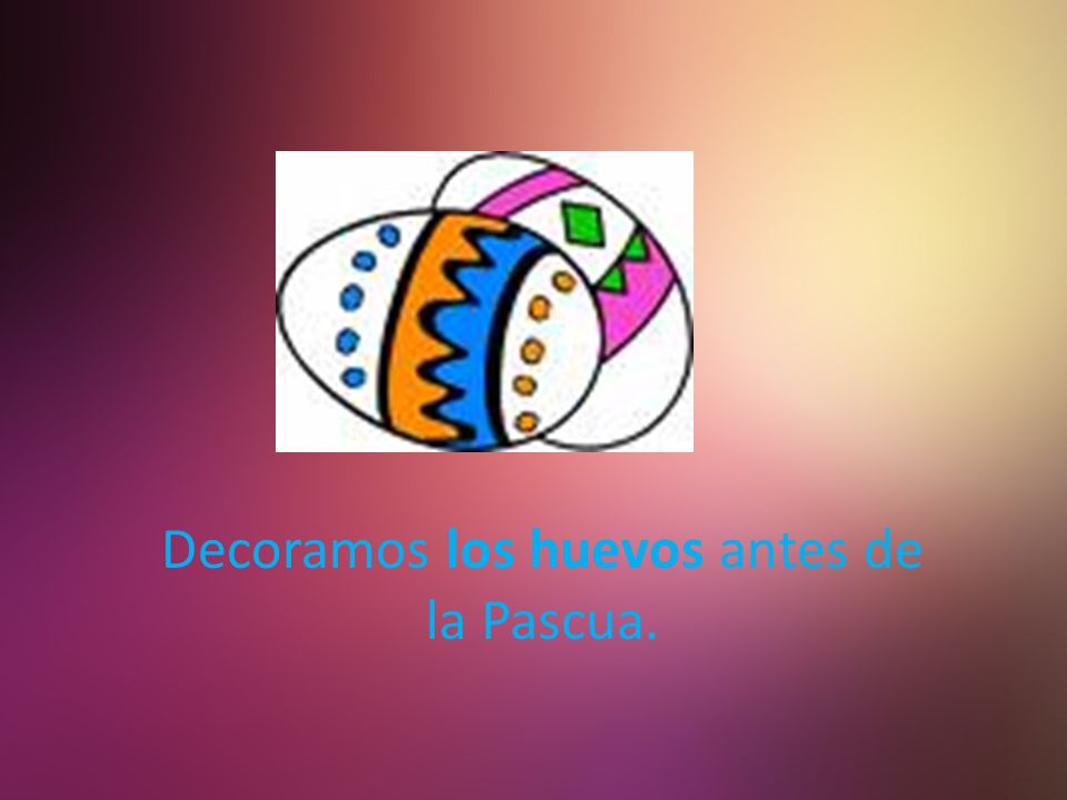 Decoramos los huevos antes de la Pascua.