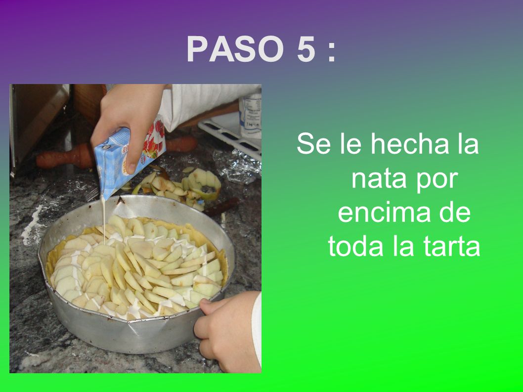 Se le hecha la nata por encima de toda la tarta